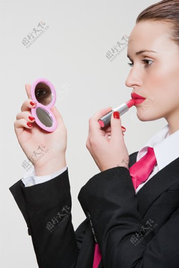 照镜子涂口红的女人图片图片