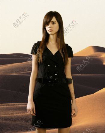 沙漠上的时尚美女图片
