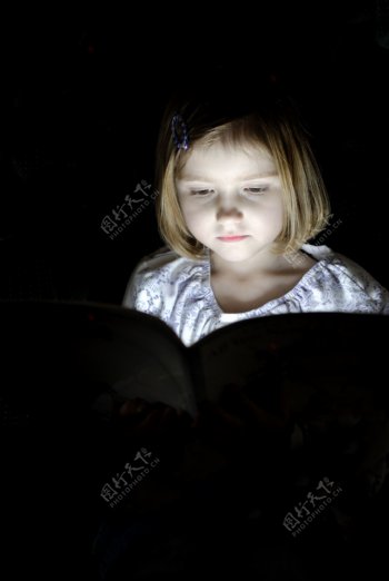 黑暗中看书的小女孩图片