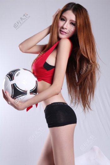 美女与足球图片