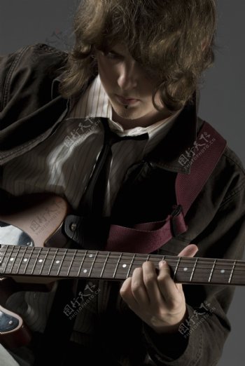 弹奏吉它的外国青年音乐家图片