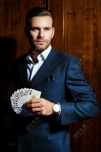 拿扑克牌的职业人物图片