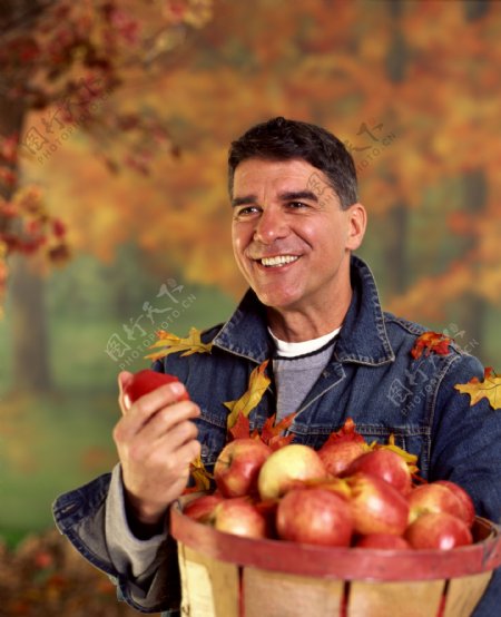 拿着苹果的男人图片