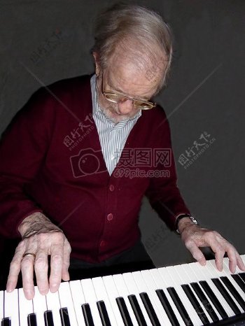 弹奏钢琴的老人