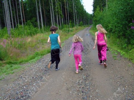 在树林里奔跑的小孩们