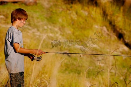 钓鱼的男孩子