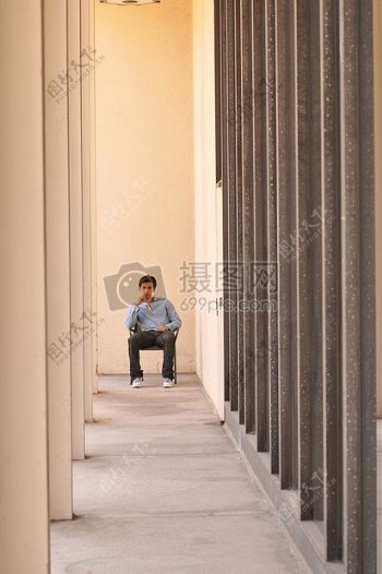 坐在长廊上的男人