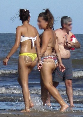 沙滩上的女子