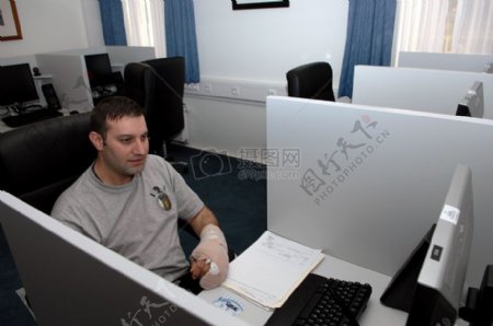 坐在电脑前的男子
