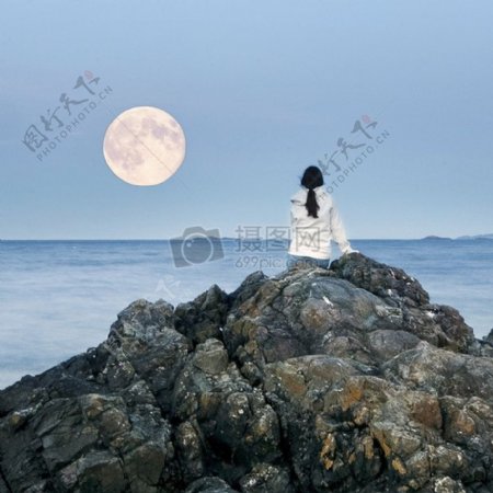 在海边看月亮的女孩