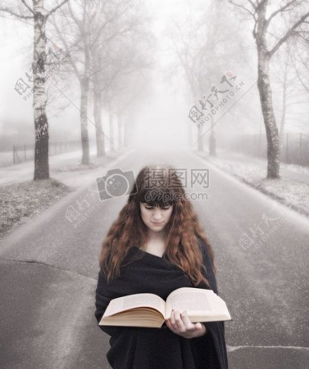 雾中阅读的女孩