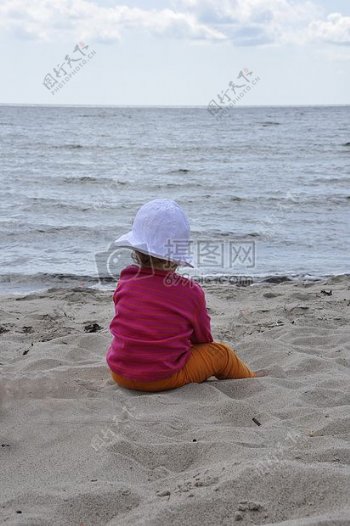 坐在海边的小孩