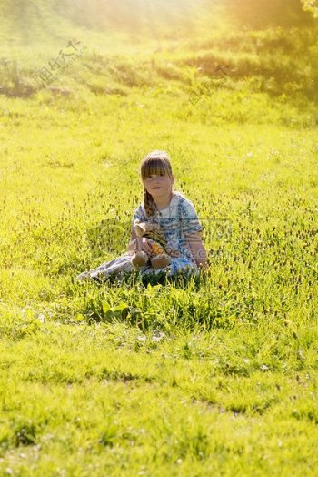 草地上的小女孩