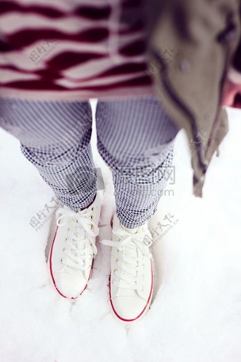 踩在雪地里的白鞋