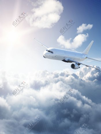云海中飞行的飞机图片