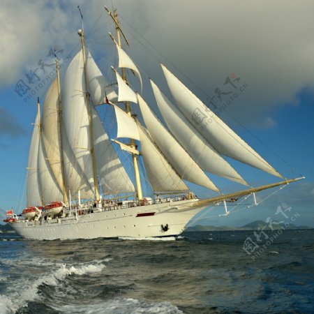 大海里的帆船图片