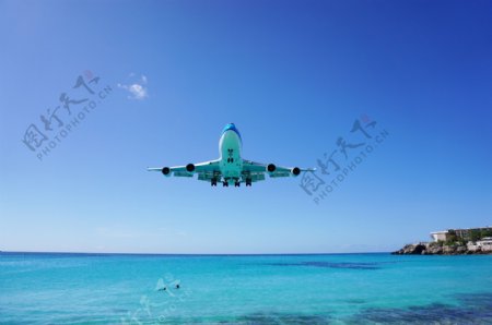 蓝天大海飞机图片