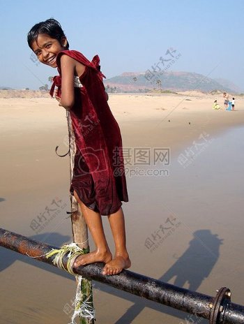 女孩印度海滩女性海洋年轻沙滩乐趣水海沙