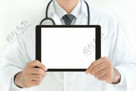 拿着白色屏幕电脑的医生图片