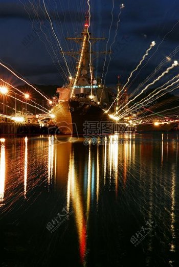 夜晚港口的船舶