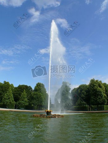蓝天下的湖中喷泉
