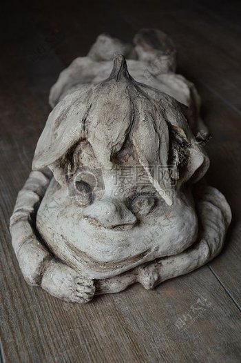 木板上的陶瓷雕像
