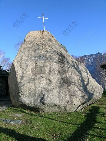 巨石上的十字架