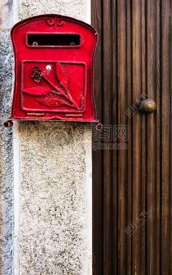 红墙上的色邮箱