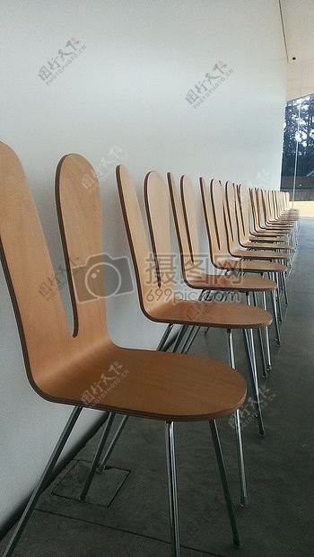整齐排列的椅子