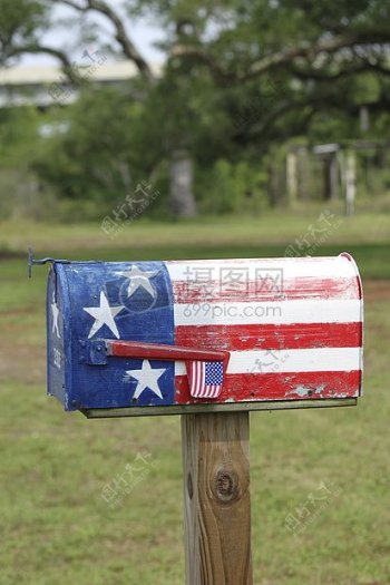 草地上的邮箱