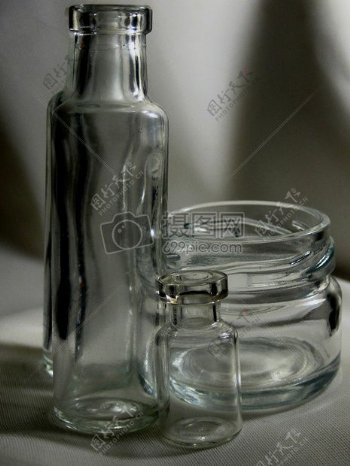 桌子上的玻璃瓶
