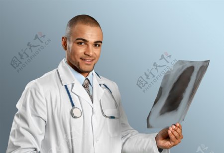 拿X光片的医生图片
