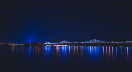蓝色晚上背景图片水面倒影城市