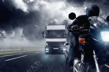 骑摩托车的男士图片