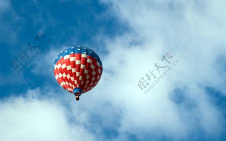 蓝色天空中的彩色热气球.