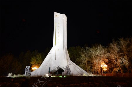 西藏和平解放纪念碑夜图片