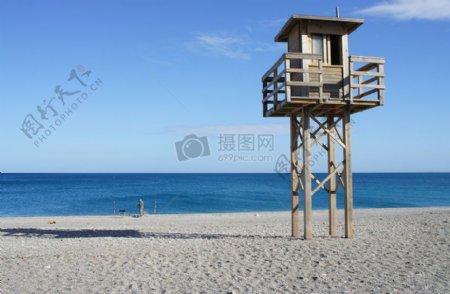 沙滩上的木塔