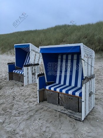 沙滩上的沙滩椅