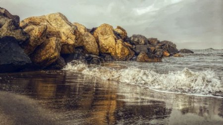 海边的波浪岩石