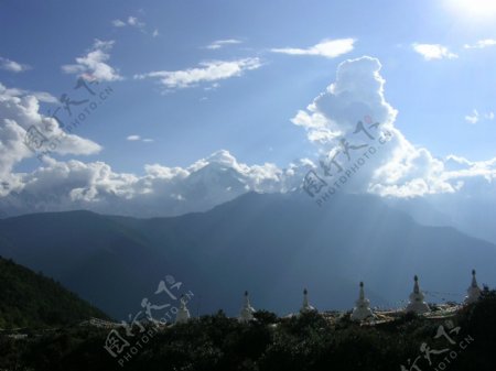 西藏远山寺庙