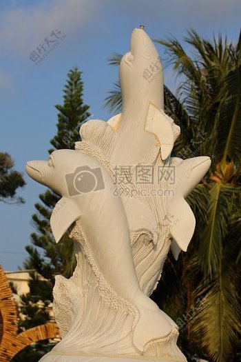 雕刻形象的海豚雕像