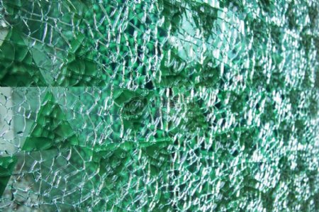 破碎的绿色玻璃