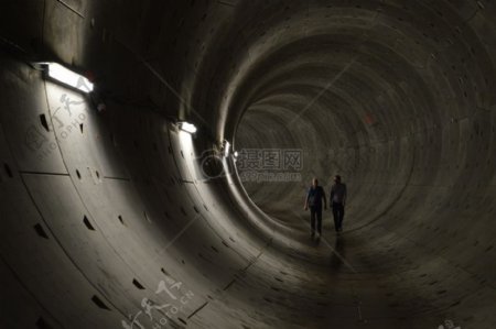 黑暗施工隧道
