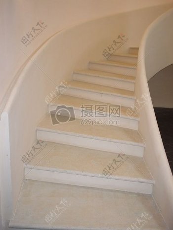 白色的楼梯台阶