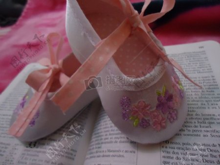粉色的婴儿鞋子