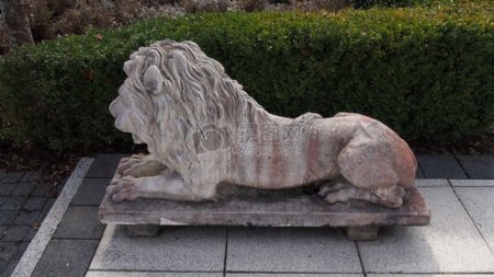 风化狮子雕塑