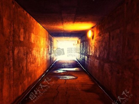 灯光幽暗的隧道