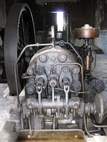 陈旧的古董发动机