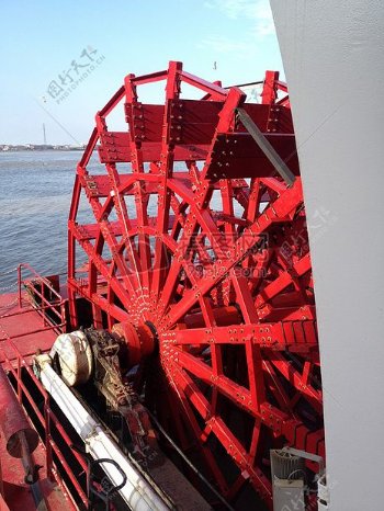 红色金属桨轮