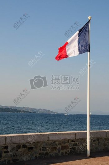 蓝天下的法国国旗